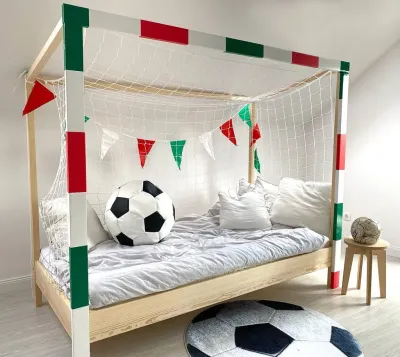 Medžio masyvo lova - futbolo vartai